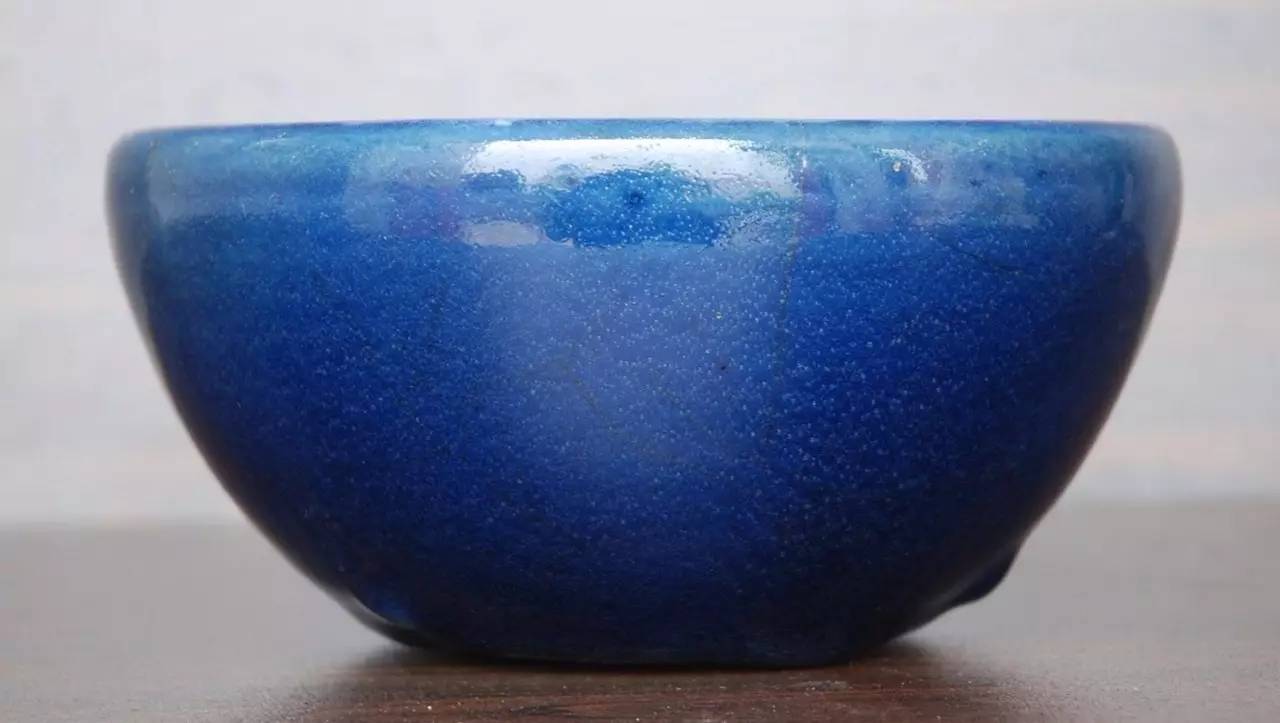神秘宁静的高温蓝色釉则是钴元素显色的功劳.