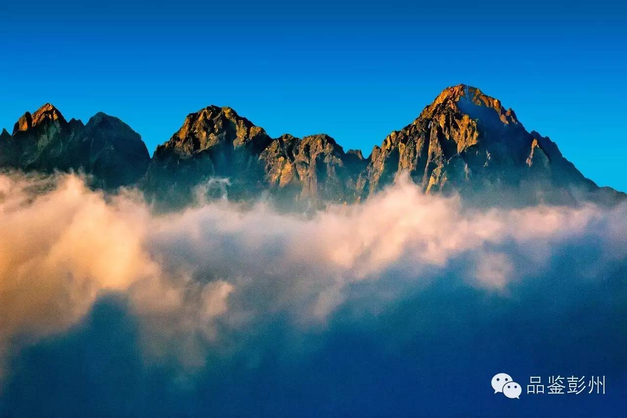 在彭州,有一座巍峨大山,叫九峰山