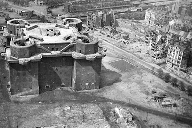 柏林的防空塔,1945年.【google】