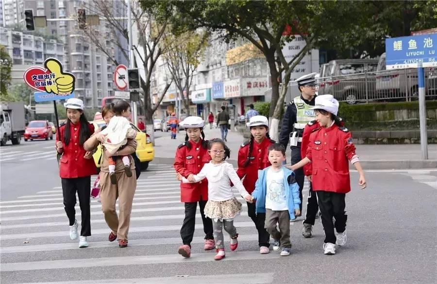 "小交警"帮助老人和小孩过马路