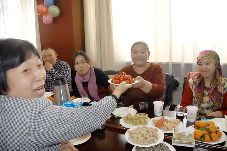 乌鲁木齐市政协举办民族团结一家亲迎新年联谊会