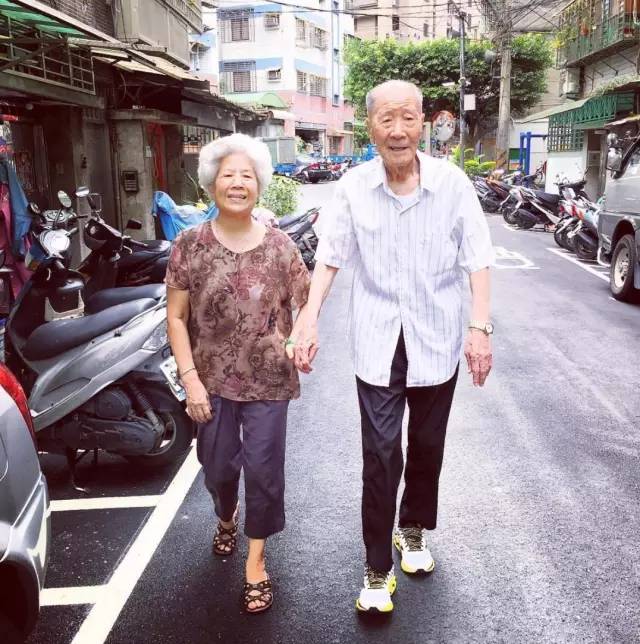 年末最暖新闻:生活在台湾的网红东北爷爷找到