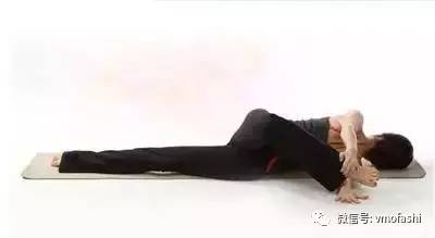瑜伽半月式,简单一个动作就能放松背部肌肉!