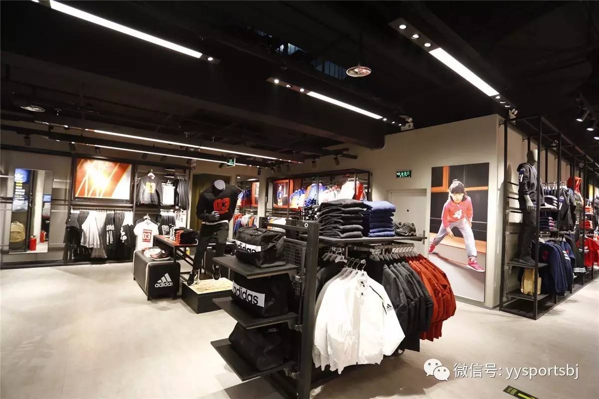 adidas 新的"主场"概念店铺设计充满了体育竞技精神,意在使顾客可以在