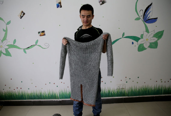 大学生自制铁布衫,用12000个小铁圈纯手工打造!
