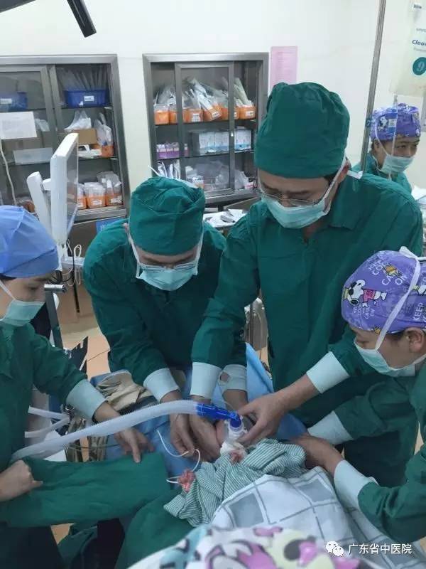 【微新闻】真厉害!出生一天"无肛门"新生儿被这个医生团队搞定了