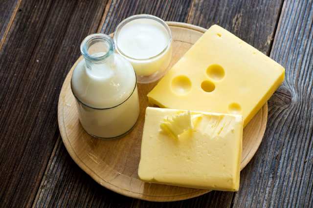 奶酪和牛奶等奶制品中都包含乳糖,但是狗没有消化乳糖的能力,当爱犬