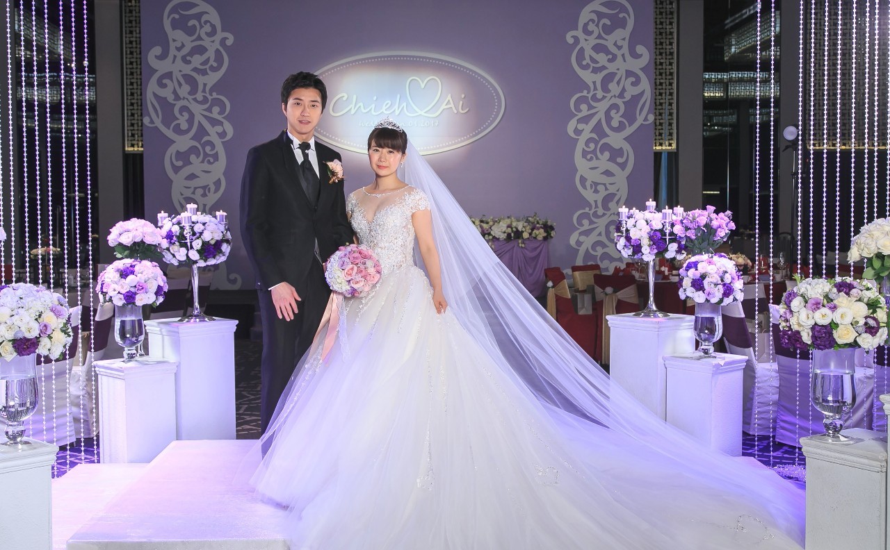 紫色的浪漫婚礼中，“瓷娃娃”升级江太太-搜狐体育