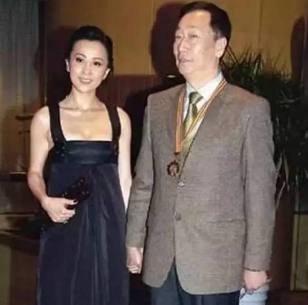 老婆陪老总_华为老总任三老婆照片(2)