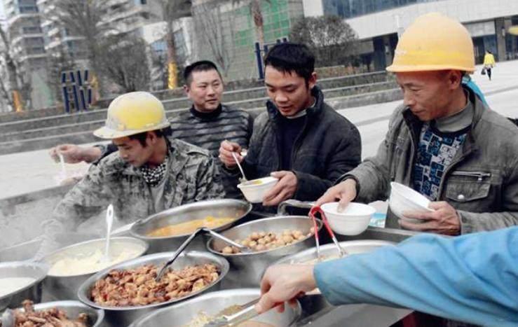 不看不知道工地上的农民工朋友们饭菜是这样的