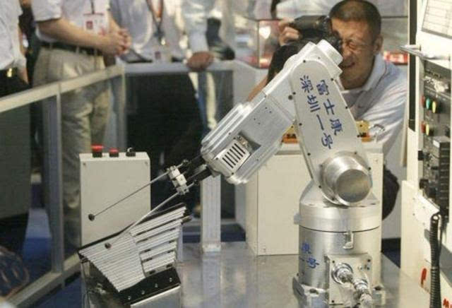 机器换人成趋势 富士康已部署4万台机器人