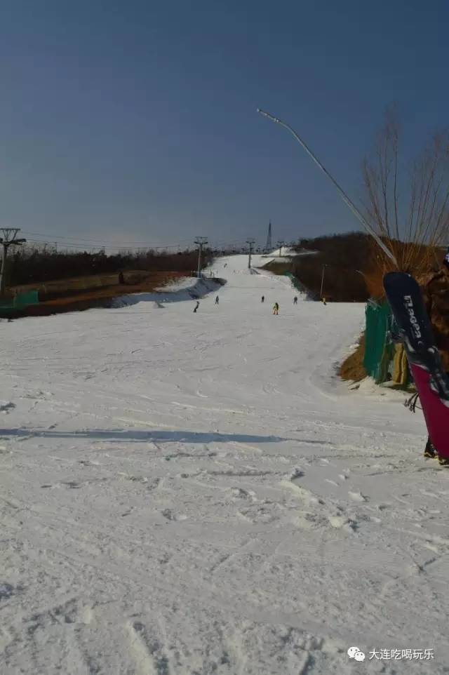 安波丰华温泉滑雪场位于普兰店安波镇,为辽南首家开放式滑雪场.