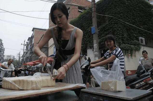 25岁重庆妹纸卖豆腐 , 年入上百万-搜狐