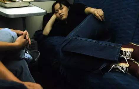 火车上的奇葩睡姿,最后一张简直惊呆了!
