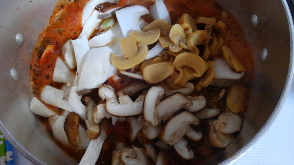 蘑菇汤怎样做好吃：蘑菇吃的鲜，冬季温暖有养分！
