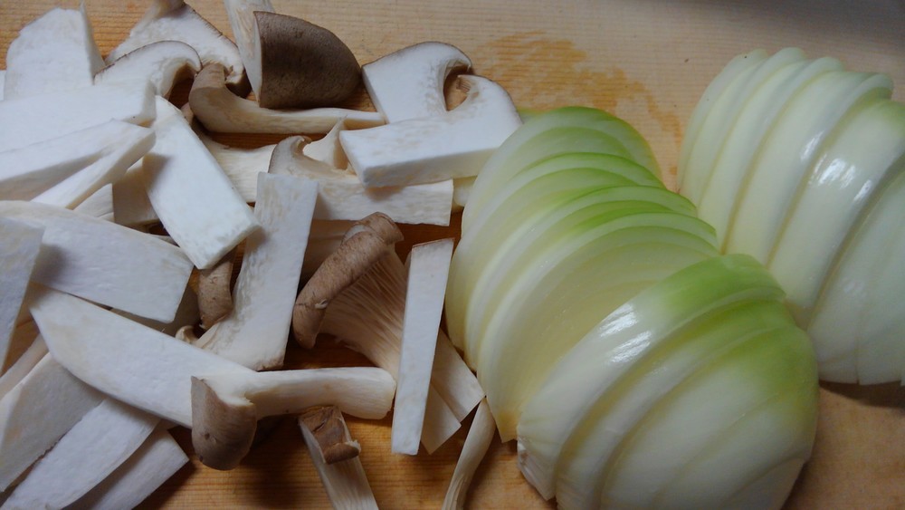 蘑菇汤怎样做好吃：蘑菇吃的鲜，冬季温暖有养分！