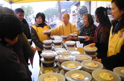 西林禅寺法师主持福慧施粥活动地址:松江区中山中路666号(华亭老街)