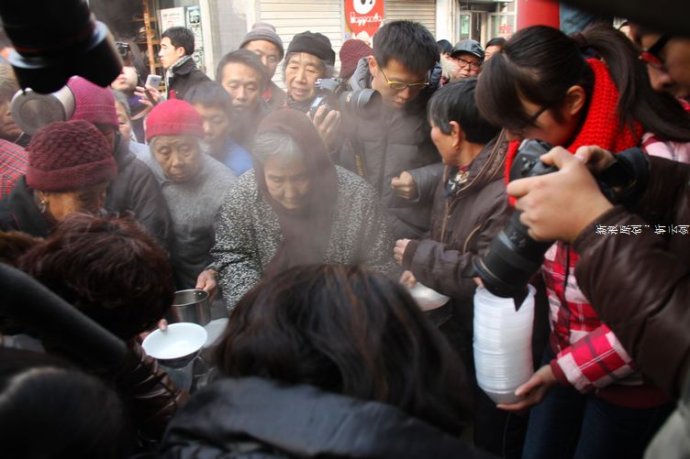 实拍：济南关帝庙每当腊八节都要施粥