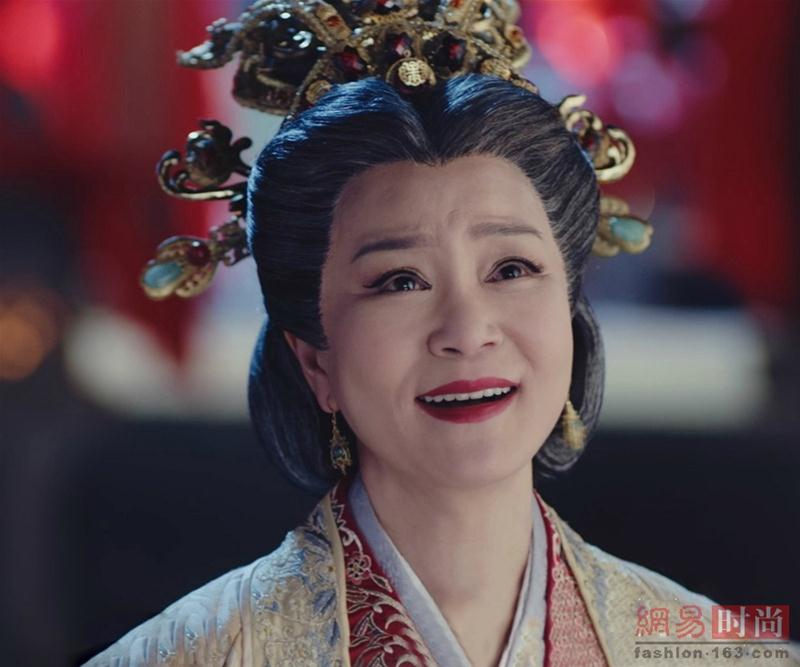 就连"王祖母"的扮演者刘雪华,眼线假睫毛更是一样不少,这么浓的妆容