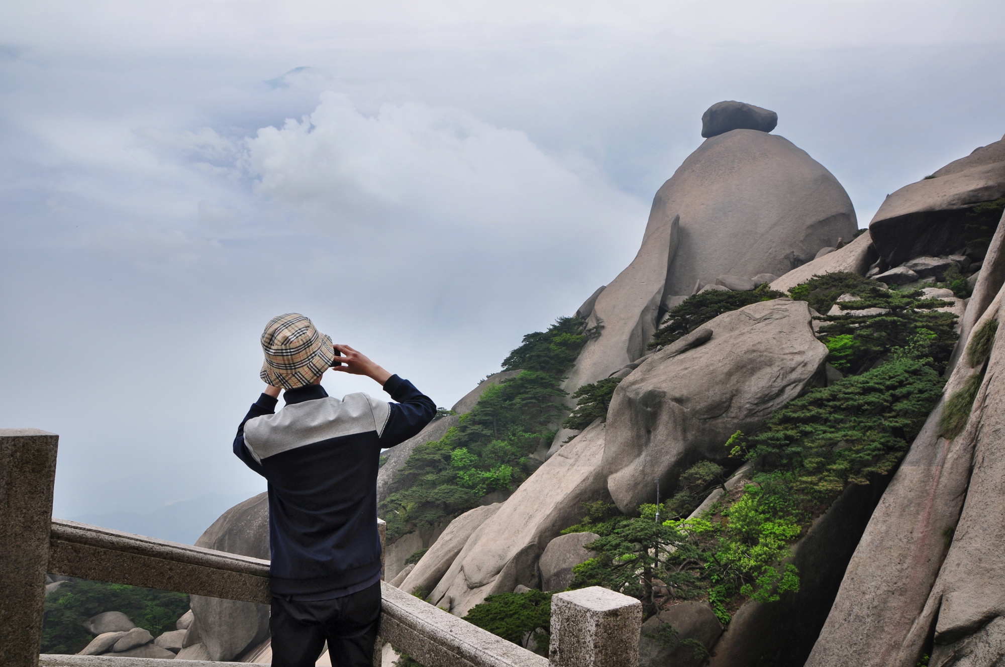 飞来峰,为天柱山第三高峰,一峰独立入云,浑身石骨,峰顶巨石如盖,似从