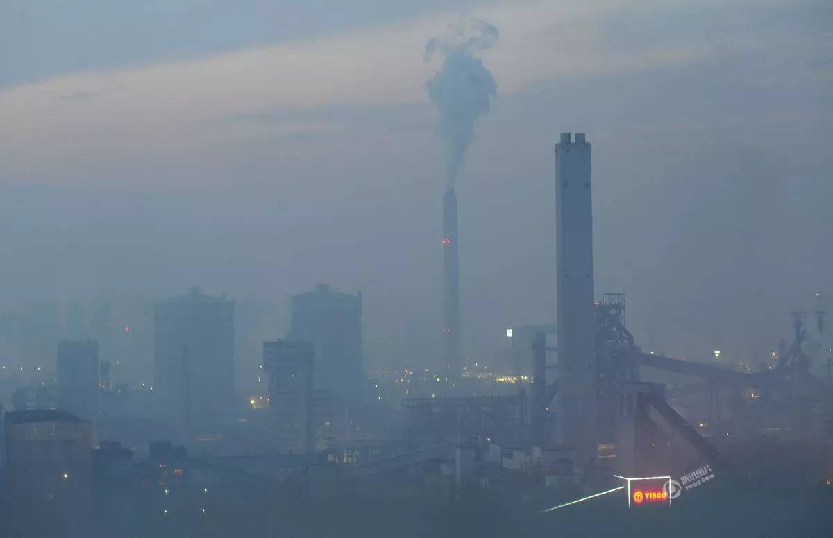 2017年1月3日,太原遭受严重雾霾,仍然正常运营的钢企排出浓烟.