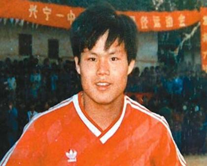 1987年,19岁的谢育新受邀试训荷甲兹沃勒队,成为新中国足球运动员中的