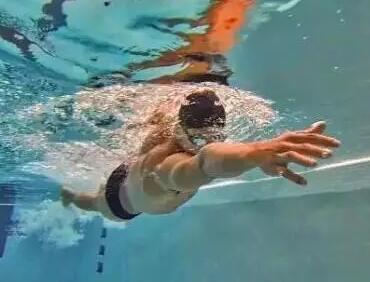 游泳时怎么能保持身体的平衡要做好两点练习
