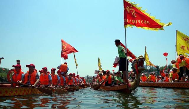 端午去汉城湖看赛龙舟,湖面宽广,碧波荡漾,初夏的风略微凉,但加油的