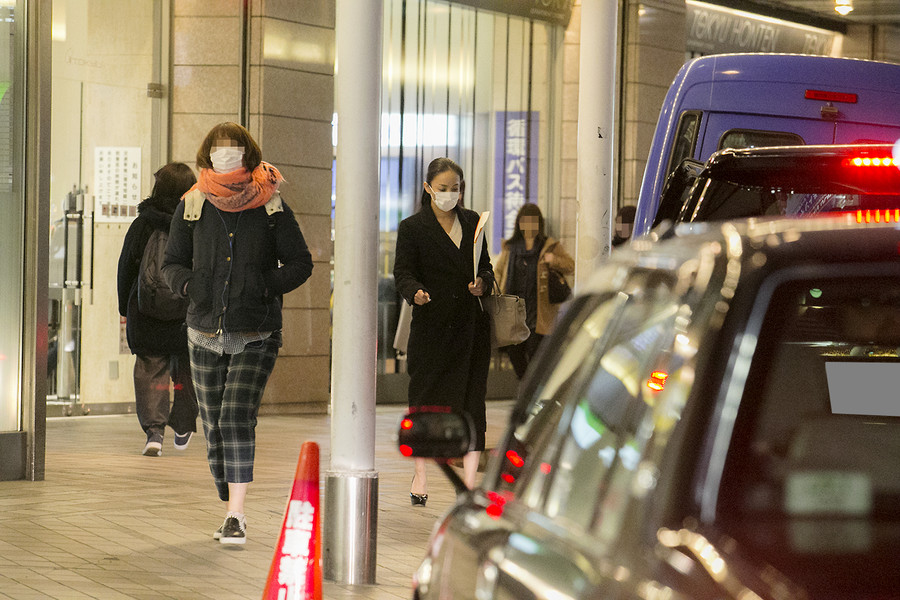 搜狐娱乐讯(编译/domino)日前歌手安室奈美惠被曝与知名制作人西茂弘