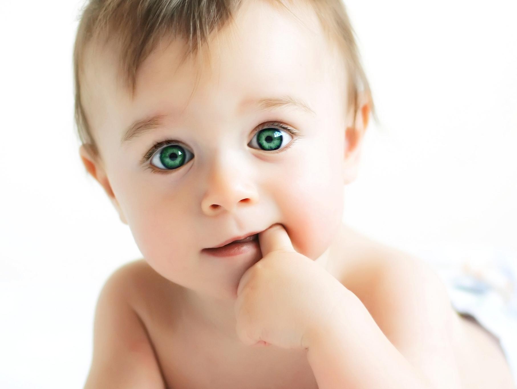 “绿豆眼”宝宝火了，眼睛只有一条缝，网友：确定睁开了吗？|户外运动|视力|宝宝_新浪新闻