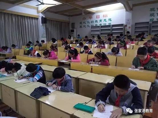 晨会上,孩子们了解了古代人走路 "趋礼",学习了行走之礼童谣,明确了