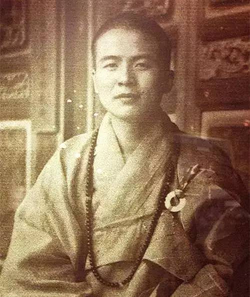 星云大师(释星云 1927-),原籍江苏江都,为临济正宗第四十八代传人.