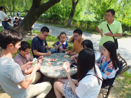 团建-琵琶湾 家人同事一起打扑克玩游戏