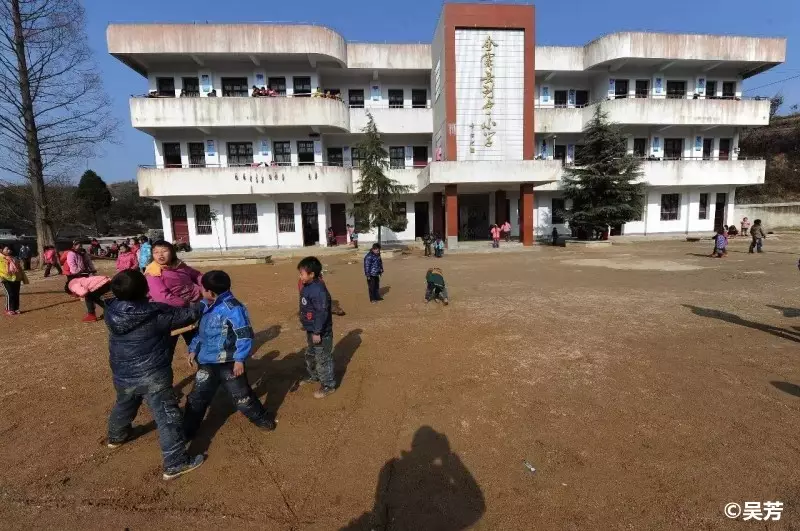 玩耍汤汇镇列宁小学是全国仅存的两所以"列宁小学"命名的学校之一