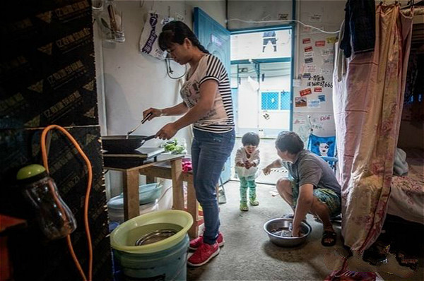 打工妹在宿舍做饭,吃住全在一间小屋,让人辛酸