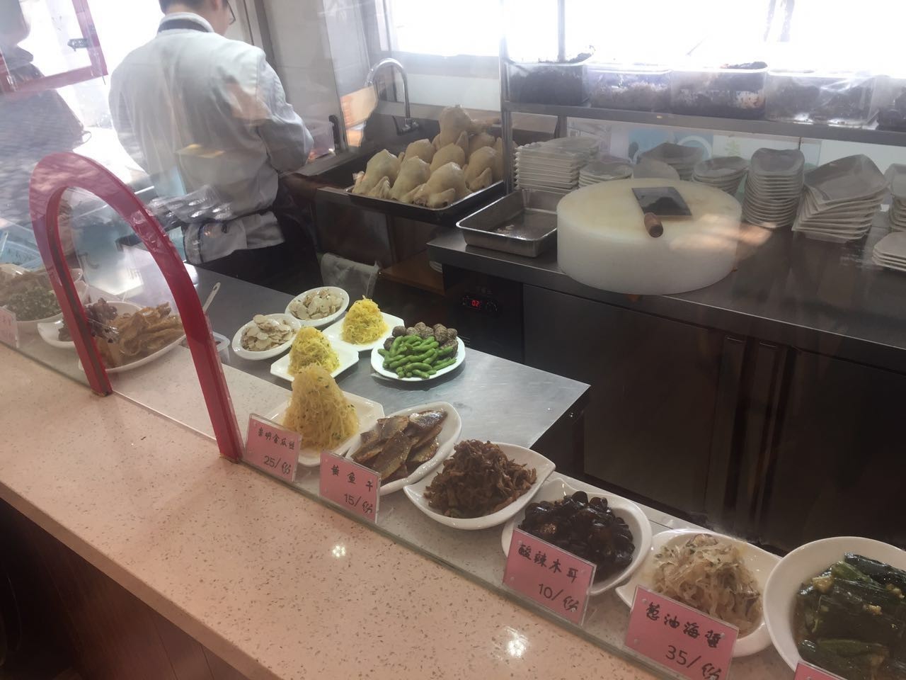 冷菜间干净,菜品也排列整齐,从哪里看出来?