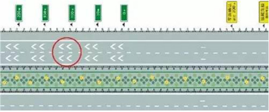 高速公路上的车距确认线是白色长方形的,通常情况下和车距确认标志