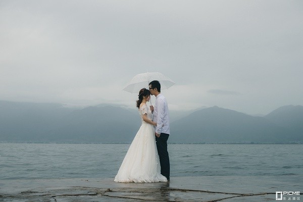 雨中婚纱照_雨中漫步图片(3)