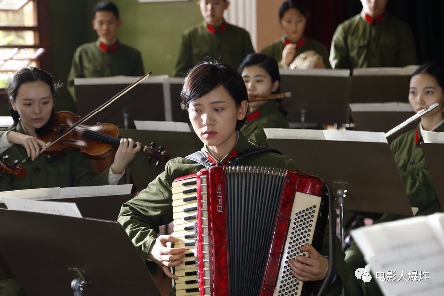 她与乐队合奏了那首《草原女民兵》隋君卓玛,被冯小刚大赞"演得好"