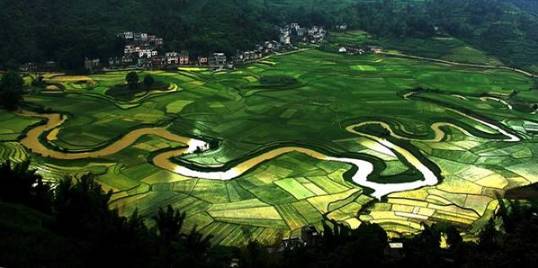 巴马命河▽ 桂林山水甲天下,侗族风情看三江. 以鼓楼,风雨桥,侗族民