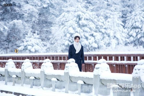 韩剧"初雪梗"百用不厌,三部韩剧三套装都离不开这清爽的白色羽绒服!