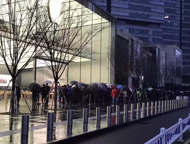 苹果购机送耳机引疯狂,多人通宵排队等开店