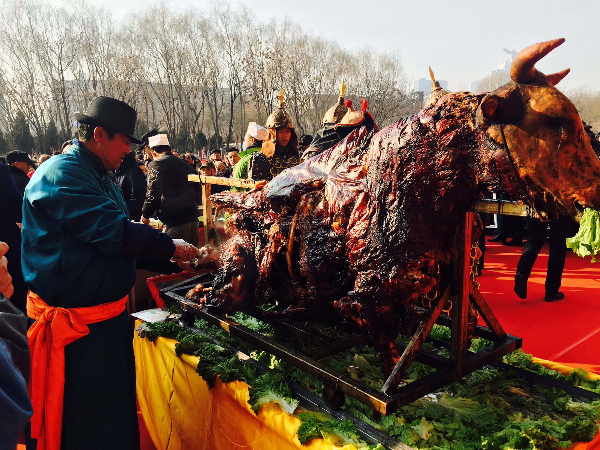 内蒙古乌审旗烤全牛盛宴,开启与宁旅游合作新模式