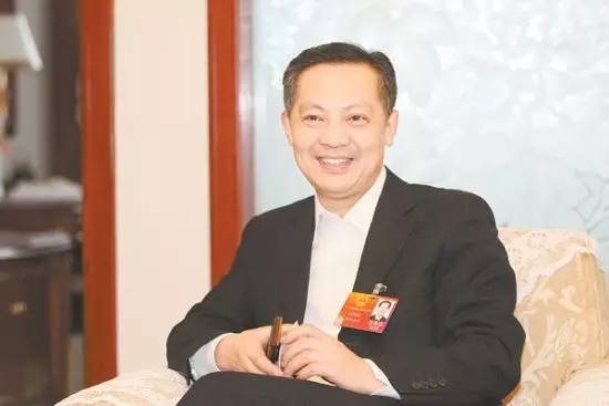 43岁时,他出任湖南娄底市市长,曾是 湖南最年轻的地级市长.