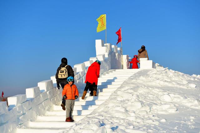 塞那都冰雪世界中的长城雪雕.摄影/黄华