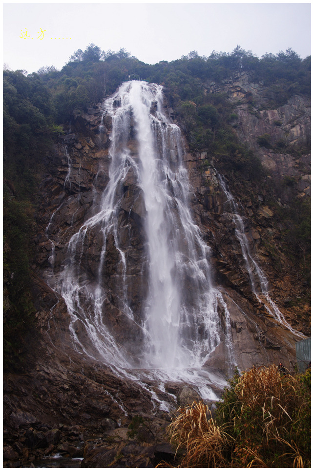 一潭碧水似宝玉,山涧飞流彩虹瀑