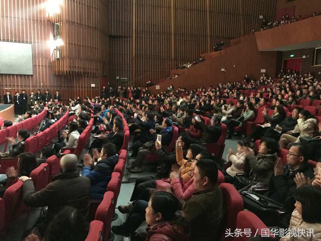 刘晓庆带病演出话剧,谢幕获观众好评激动落泪