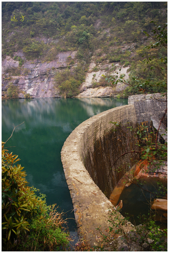 一潭碧水似宝玉,山涧飞流彩虹瀑