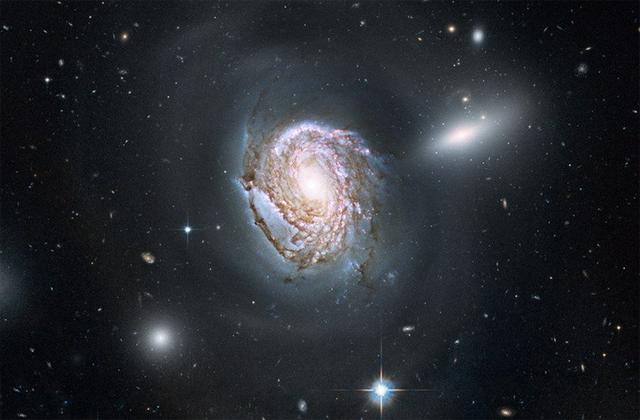 一个无名螺旋星系位于后发星系团深处,其旋臂呈现出复杂结构.