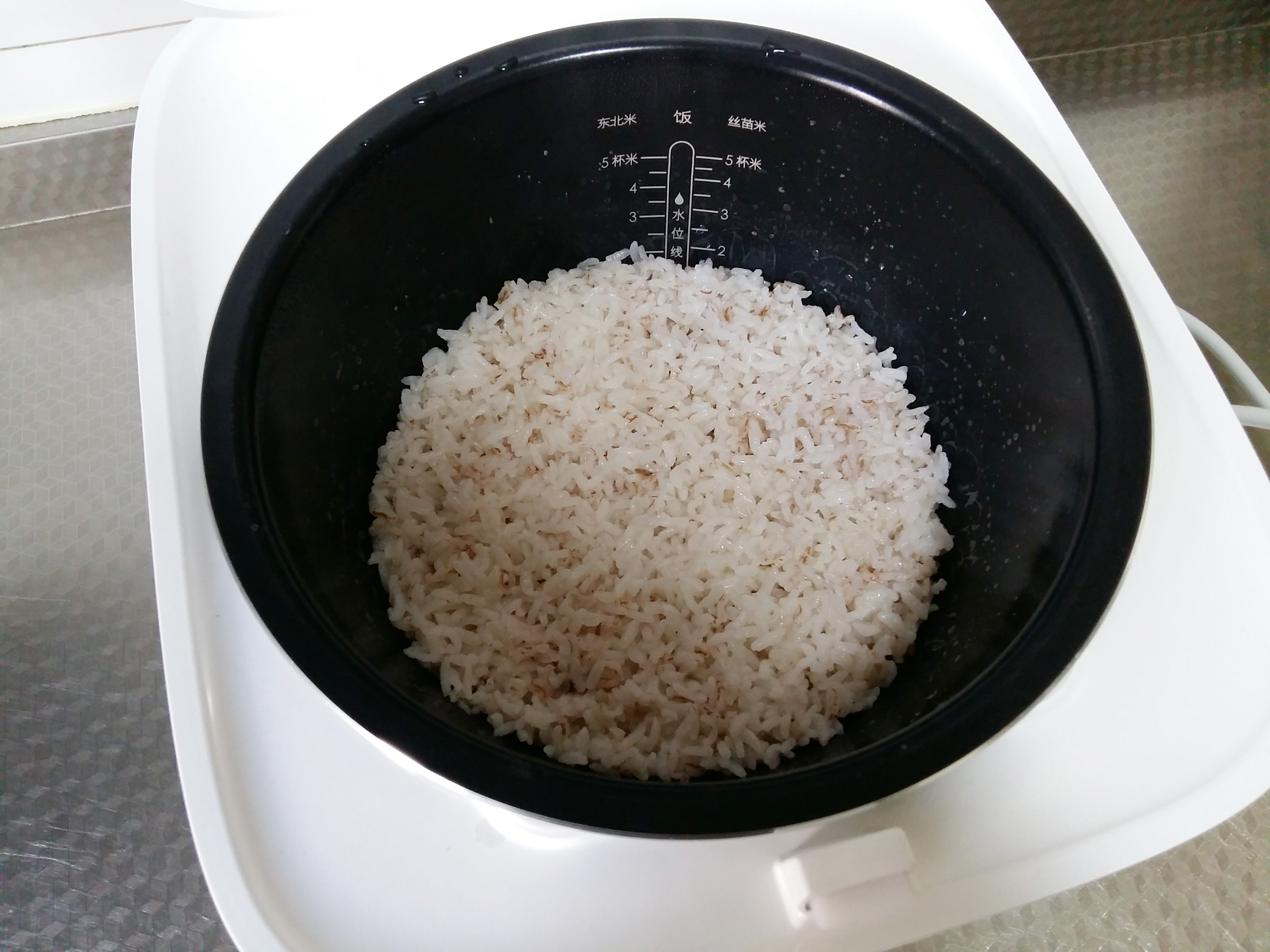com/清洗干净,放入比平常焖米饭稍微少一点的水量,电饭锅设置为精煮